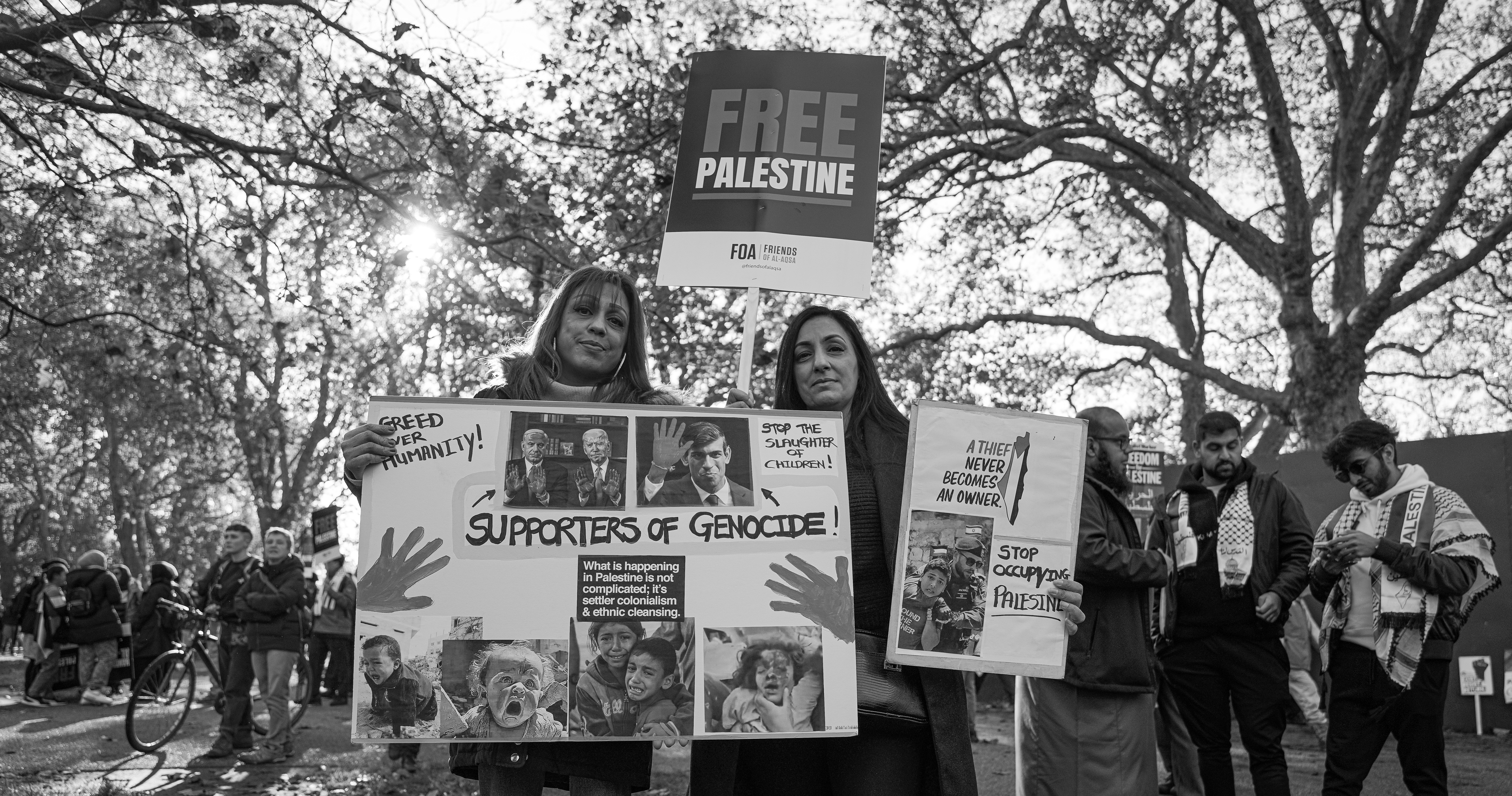 Mãos levantadas em adoração — ambiente de louvor